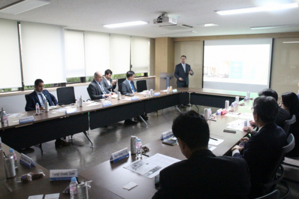 ▲27일 서울 방배동 한국제약바이오협회 오픈이노베이션 플라자에서 니자르 알 하리리 사우디 산업클러스터 회장이 사우디의 제약산업 현황에 대해 소개하고 있다.(사진제공=한국제약바이오협회)