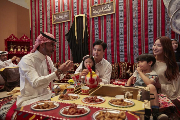 ▲사우디아라비아의 전통놀이와 음식을 즐기고 있는 관람객들.