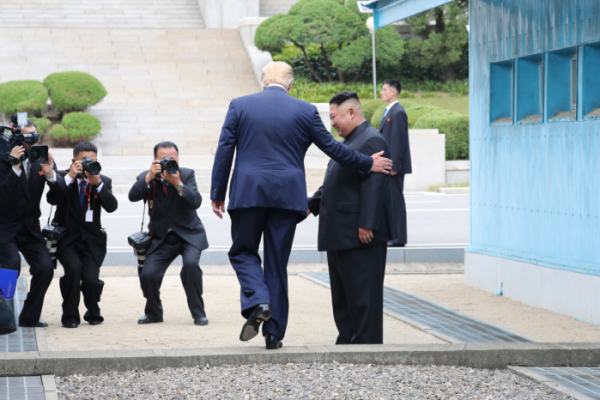 ▲도널드 트럼프 미국 대통령이 30일 오후 판문점에서 김정은 북한 국무위원장과 만나 인사한 뒤 군사분계선을 넘어 북측으로 향하고 있다.(사진=연합뉴스)