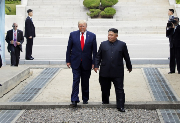 ▲도널드 트럼프 미국 대통령과 북한 김정은 국무위원장이 30일 오후 판문점 군사분계선 북측 지역에서 인사한 뒤 남측으로 향하고 있다.(연합뉴스)