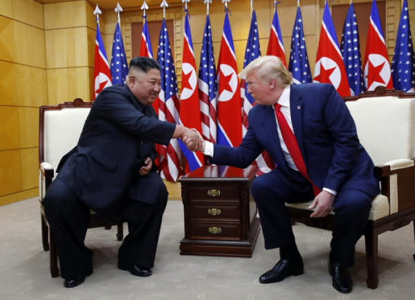 ▲도널드 트럼프 미국 대통령과 북한 김정은 국무위원장이 지난달 30일 판문점 자유의 집에서 만나악수하고 있다.(연합뉴스)