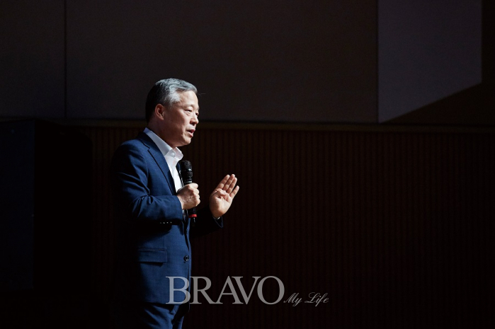 ▲‘건강 백세를 위한 장수 음식과 그에 맞는 생활법’에 대해 강연하는 이재동 경희대학교 한의과대학 학장(사진 오병돈 프리랜서 obdlife@gmail.com)