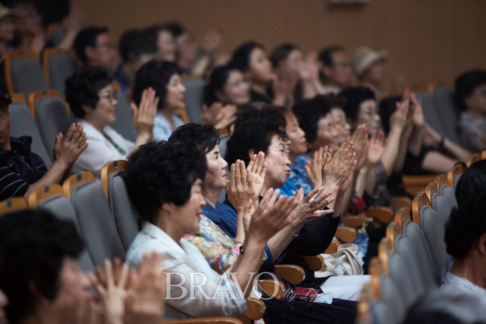 ▲객석에서 노래에 맞춰 박수를 치고있는 청중의 모습.(사진 오병돈 프리랜서 obdlife@gmail.com)