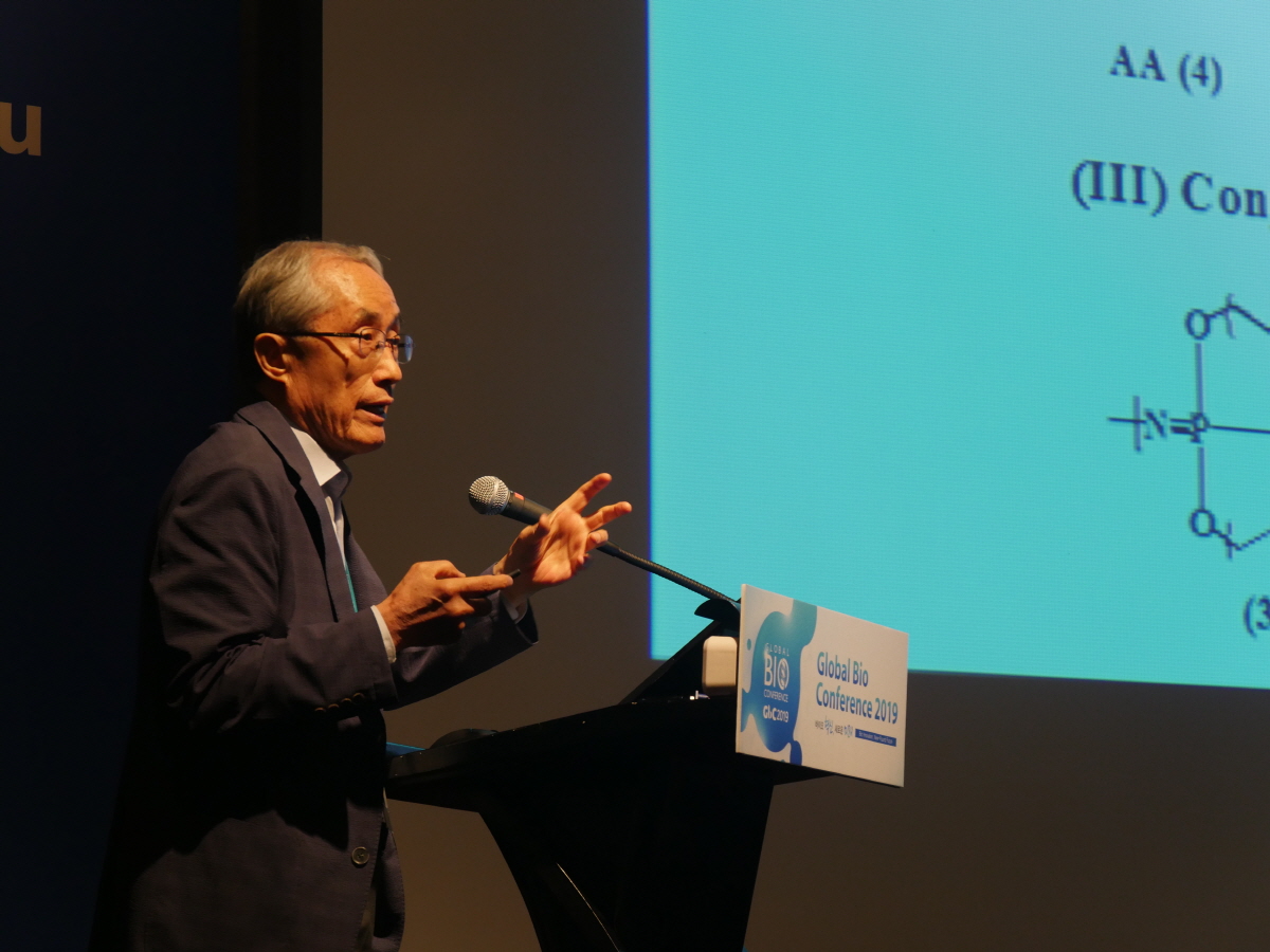 ▲‘글로벌 바이오 콘퍼런스(GBC) 2019’의 ‘첨단 약물전달기술(Advanced DDS)’ 포럼에서 ‘노앨 항암 테라피를 위한 차세대 약물전달 시스템 (A next generation drug delivery system for NOAEL cancer therapy)’이란 주제로 노앨 항암 테라피의 특징과 장점 등을 발표하는 현대바이오 손연수 박사(현대바이오, 씨앤팜)