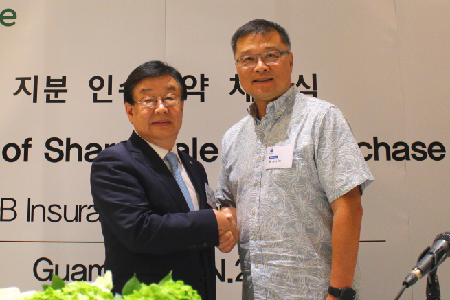 ▲DB손해보험은 1일 CIC 괌과 사이판, 파푸아뉴기니 등 3곳을 인수했다고 밝혔다. DB손보 김정남(좌) 사장과 탄홀딩스 제리 탄(우) 회장이 기념촬영을 하고 있다. (사진 제공=DB손보)