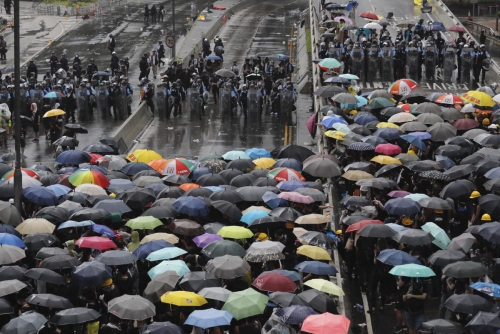 ▲홍콩 주권반환 22주년인 1일(현지시간) 시내에서 시위대가 우산을 들고 경찰과 대치하고 있다. 홍콩/AP연합뉴스
