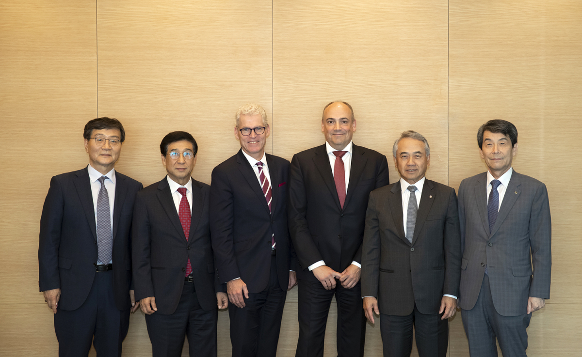 ▲좌로부터 황호선 해양진흥공사 사장, 배재훈 현대상선 사장, Jeremy Nixon ONE 사장, Rolf Habben Jansen 하팍로이드 사장, Bronson Hsieh 양밍 회장겸 사장, 이동걸 산업은행 회장