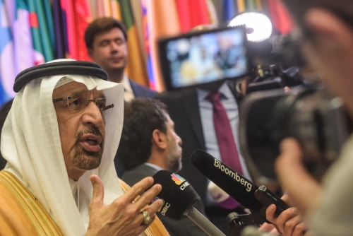 ▲오스트리아 빈에서 1일(현지시간) OPEC 총회가 열린 가운데 칼리드 알팔리 사우디아라비아 산업에너지광물부 장관이 기자회견을 하고 있다. OPEC은 이날 산유량 감산정책을 9개월 연장하기로 합의했다. 빈/신화연합뉴스
