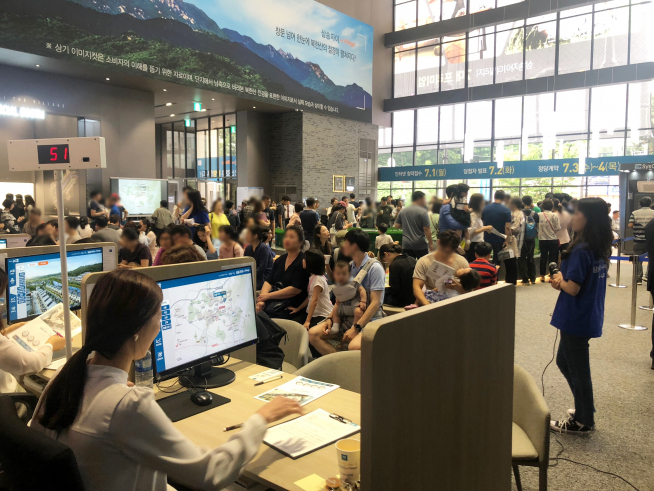 ▲삼송자이더빌리지 견본주택을 찾은 방문객들의 모습(사진=GS건설)