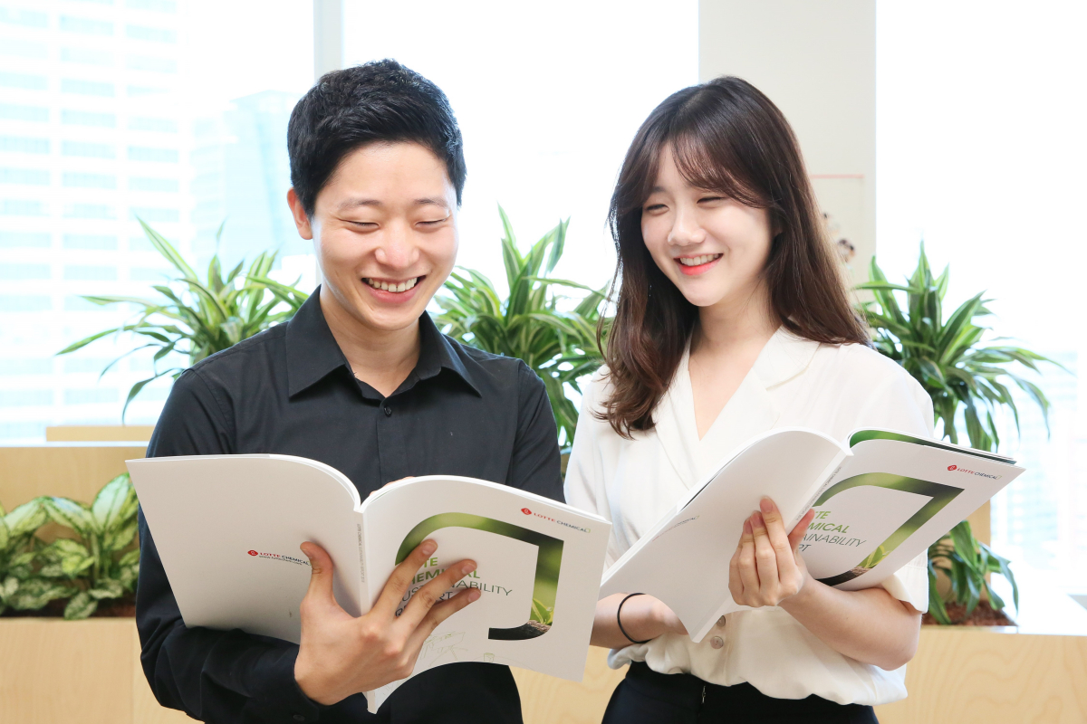 ▲롯데케미칼 직원들이 2018 지속가능경영보고서를 보고 있다.(사진 제공=롯데케미칼)