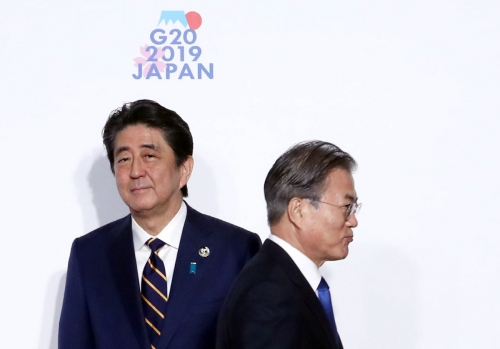 ▲28일 일본 오사카 국제컨벤션센터 인텍스오사카에서 열린 G20 정상회의 공식환영식에서 아베 신조 일본 총리와 문재인 대통령이 스쳐 지나가고 있다. 오사카/AP뉴시스