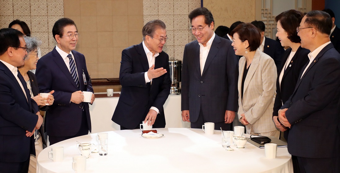 ▲문재인 대통령이 2일 오전 청와대에서 국무회의 전 국무위원들과 대화하고 있다.     왼쪽부터 유영민 과학기술정보통신부 장관, 박은정 국민권익위원회 위원장, 박원순 서울시장, 문 대통령, 이낙연 국무총리, 진선미 여가부 장관, 유은혜 사회부총리, 홍남기 경제부총리.(연합뉴스)