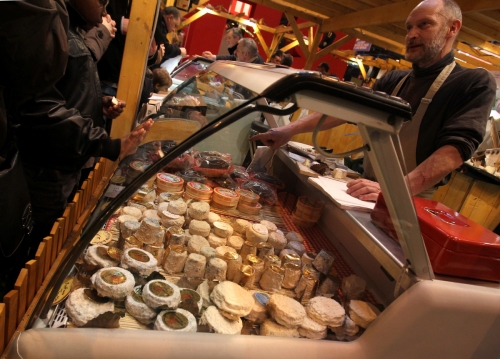 ▲프랑스 파리에서 열린 국제농업박람회에 다양한 치즈 상품이 진열돼 있다. 파리/신화뉴시스
