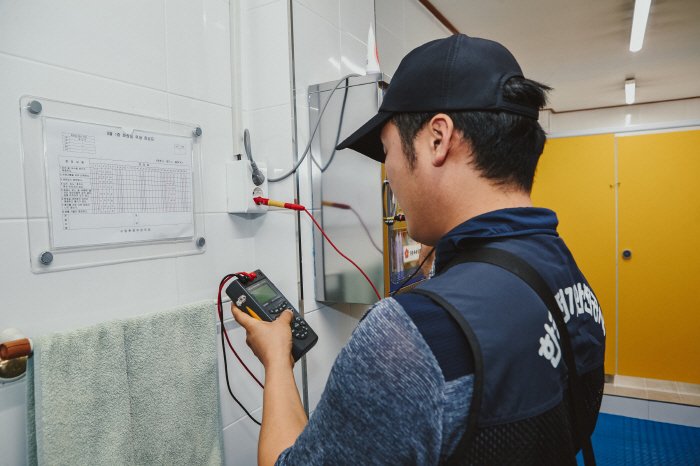 ▲안전점검 중인 한국전기안전공사 직원. (사진제공=한국전기안전공사)