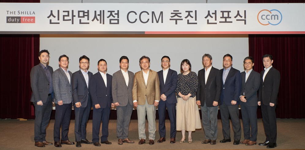 ▲신라면세점이 한인규 호텔신라 TR부문 사장(왼쪽 여섯번째) 등 주요 임직원들이 참석한 가운데 소비자중심경영 추진 의지를 다지는 소비자중심경영 선포식을 개최했다. (사진제공=신라면세점)