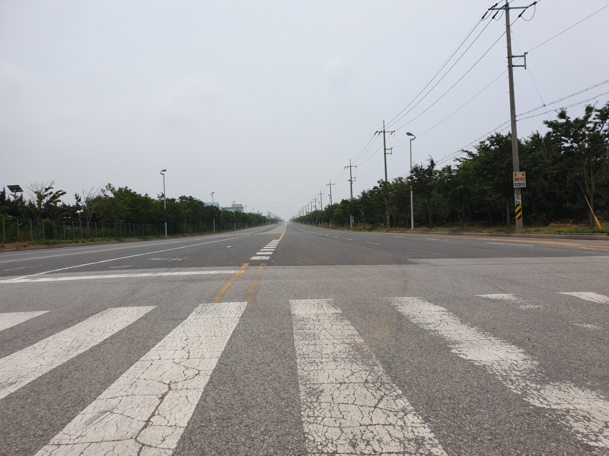 ▲오후 2시께 텅 빈 군산국가산업단지 도로. 업황이 한창 좋을 때는 이 도로가 화물차로 가득했다.(군산 = 김벼리 기자 kimstar1215@)