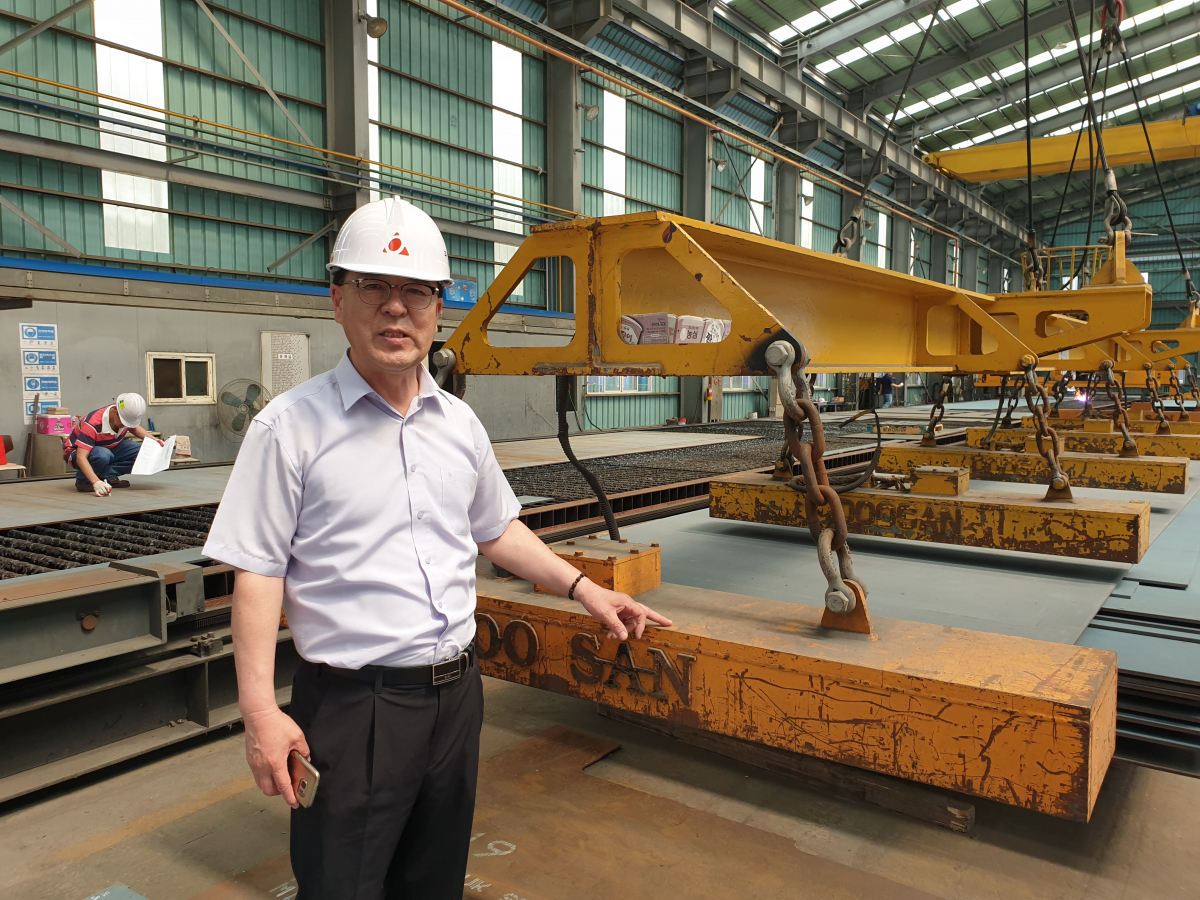 ▲김광중 번영중공업 대표가 건설사에 납품하는 제품을 제작하는 과정에 대해 설명하고 있다.(군산 = 김보름 기자 fullmoon@)