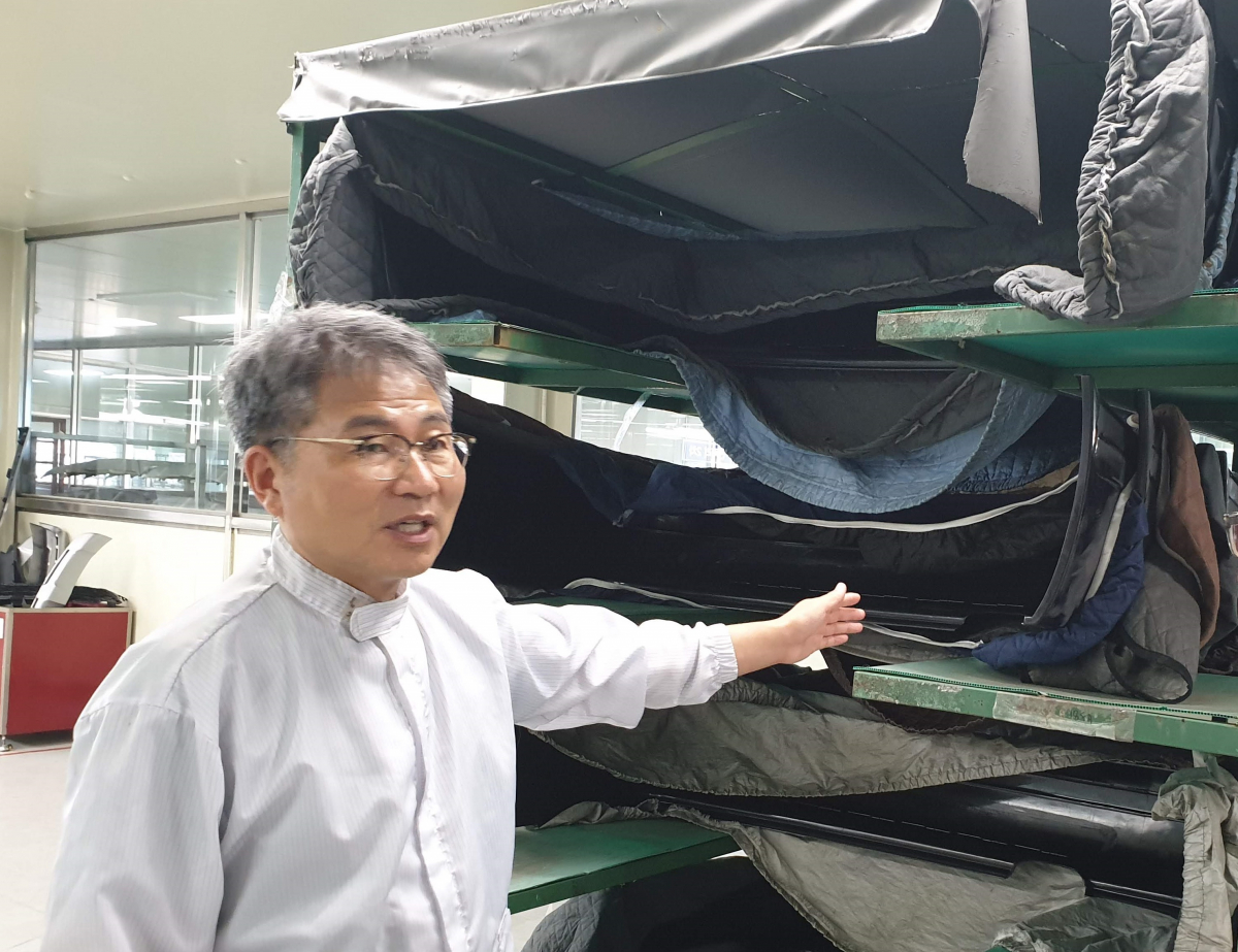 ▲전광일 카라 사장이 도장한 자동차 부품에 대해 설명하고 있다.(군산 = 김벼리 기자 kimstar1215@)