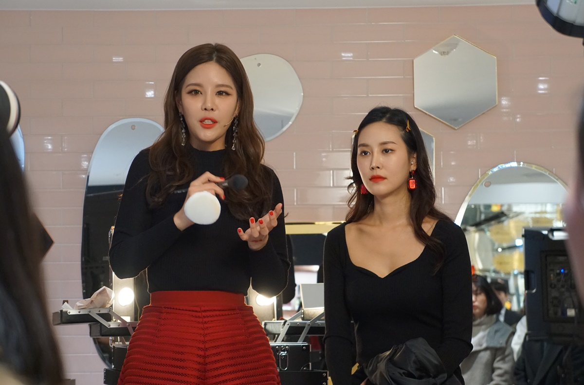 ▲민 씨가 시코르 강남점 오픈 기념으로 뷰티클래스를 열고 시연하고 있는 모습.