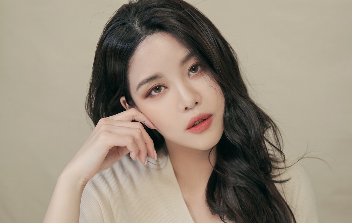 ▲롬앤 제로 매트 립스틱 '올댓재즈' 메인 화보 속 민 씨.