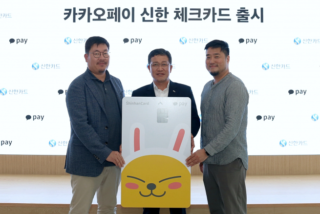 ▲신한카드는 3일 카카오페이와 함께 카카오프렌즈의 ‘무지’ 캐릭터를 카드 플레이트 디자인에 적용한 ‘카카오페이 신한 체크카드’를 출시했다고 밝혔다. 이석창 신한카드 영업총괄본부장(가운데), 이진 카카오페이 사업 총괄(왼쪽), 이지홍 카카오페이 브랜드 총괄(오른쪽)이 기념촬영을 하고 있다. (사진 제공=신한카드)