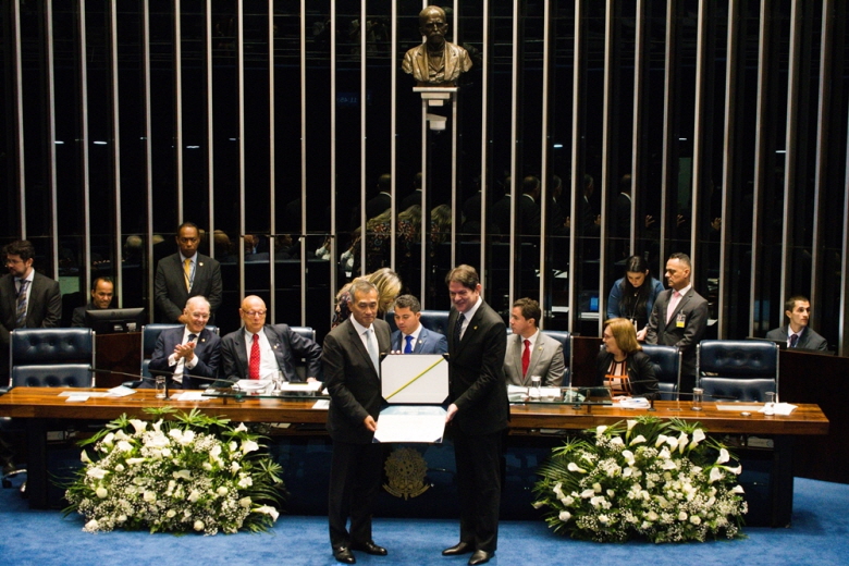 ▲동국제강 장세주 회장이 브라질 연방 상원의사당에서 조제 에미리우 지 모랑이스 훈장을 수훈하고 있다. 사진제공 동국제강