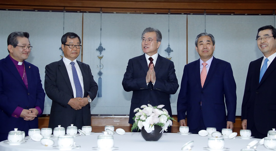 ▲문재인 대통령이 3일 낮 청와대에서 열린 한국교회 주요 교단장 초청 오찬 간담회에 앞서 열린 차담회에서 참석자들과 얘기를 나누고 있다.(연합뉴스)