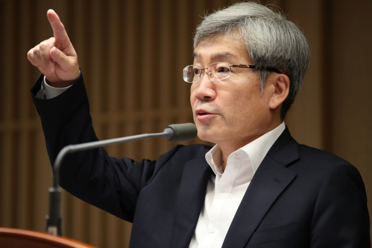 ▲고승범 한국은행 금융통화위원회 위원이 사실상 가계부채 문제와 부진한 경기를 동시에 고민하고 있다고 밝혔다. 기존 중도매파로 분류됐던 그에게서 약간의 입장변화가 있는 것으로 해석되는 대목이다. 사진은 고 위원이 3일 서울 중구 태평로 한은 본점에서 열린 한은 출입기자단과의 오찬 간담회에서 모두 강연을 하는 모습.(한국은행)