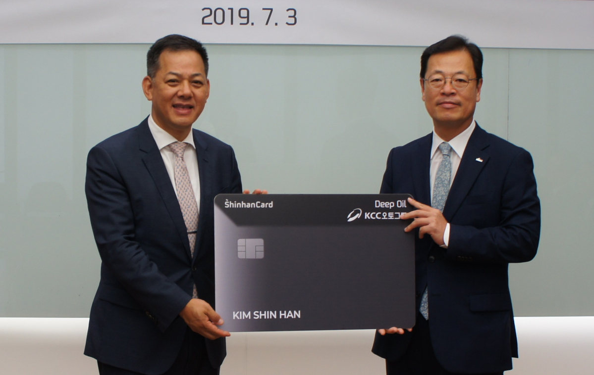▲KCC오토그룹 이상현(왼쪽) 대표이사 부회장이 신한카드 최인선 영업추진그룹 부사장과 제휴카드 협약식을 맺고 기념촬영에 나서고 있다. (사진제공=KCC오토그룹)