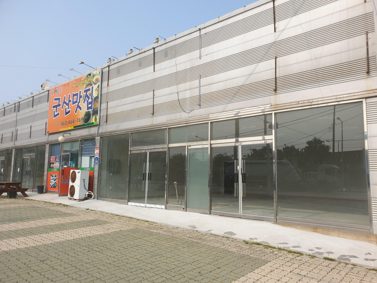 ▲사람이 떠난 군산 오식도동. 점심무렵 상가 상당수가 비어있다.(군산 = 김벼리 기자 kimstar1215@)