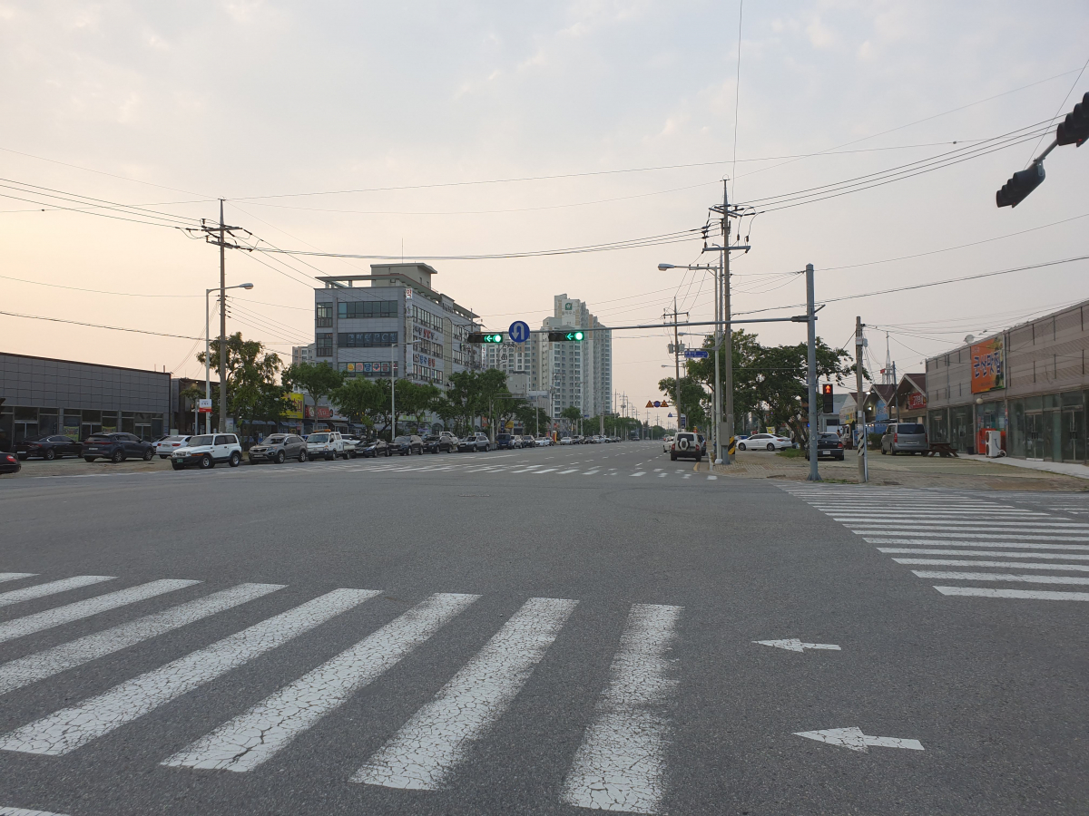 ▲오후 6시반께 오식도동의 4차선 도로를 지나는 자동차는 없었다. 그나마 양끝 차선에 몇대의 주차된 차량만이 도로를 지키고 있었다.(군산 =김벼리 기자 kimstar1215@ )