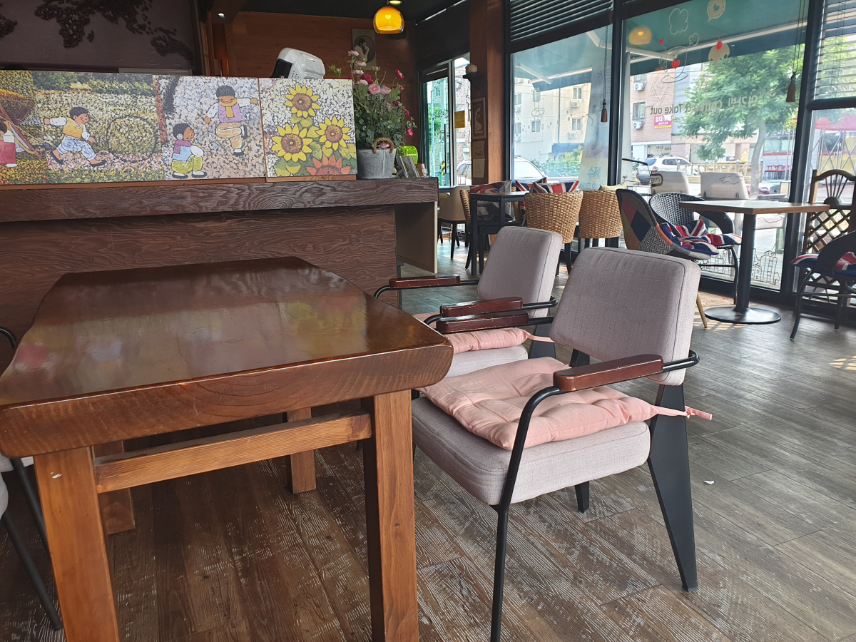 ▲오식도동의 한 카페. 이곳은 과거 한국지엠 노동자들의 '아지트' 역할을 했었다.(군산 = 김벼리 기자 kimstar1215@)