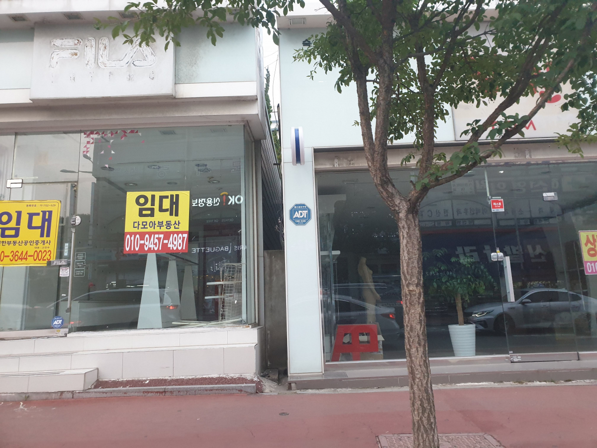 ▲오후 7시께 나운동 상가거리 전경. 옷가게가 대부분 비어있다.(군산 = 김벼리 기자 kimstar1215@)