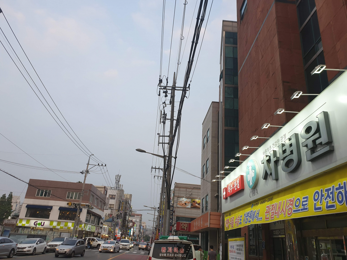 ▲오후 7시께 '차병원 골목'으로 불리는 나운동 먹자골목 전경(군산 = 김벼리 기자 kimstar1215@)