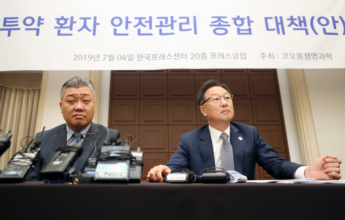 ▲이우석 코오롱생명과학 대표(오른쪽)가 4일 오전 서울 중구 프레스 센터에서 열린 골관절염 유전자 치료제 '인보사케이주'(인보사)의 품목허가 취소 관련 기자회견에서 취재진의 질문을 듣고 있다. (사진제공=연합뉴스)