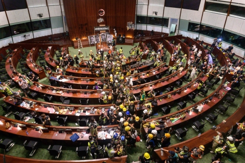 ▲1일(현지시간) 범죄인 인도 법안 철폐를 요구하는 홍콩 시위대가 홍콩 입법원 청사를 점거했다. 홍콩/AFP연합뉴스 
