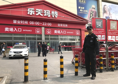 ▲중국 베이징의 한 롯데마트 정문을 2017년 3월 17일(현지시간) 경찰이 지키고 서 있다. 베이징/AP뉴시스
