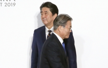 ▲일본 오사카에서 지난달 28일 열린 G20 정상회의 공식환영식에서 만난 일본 아베 신조 총리와 문재인 대통령. (뉴시스)