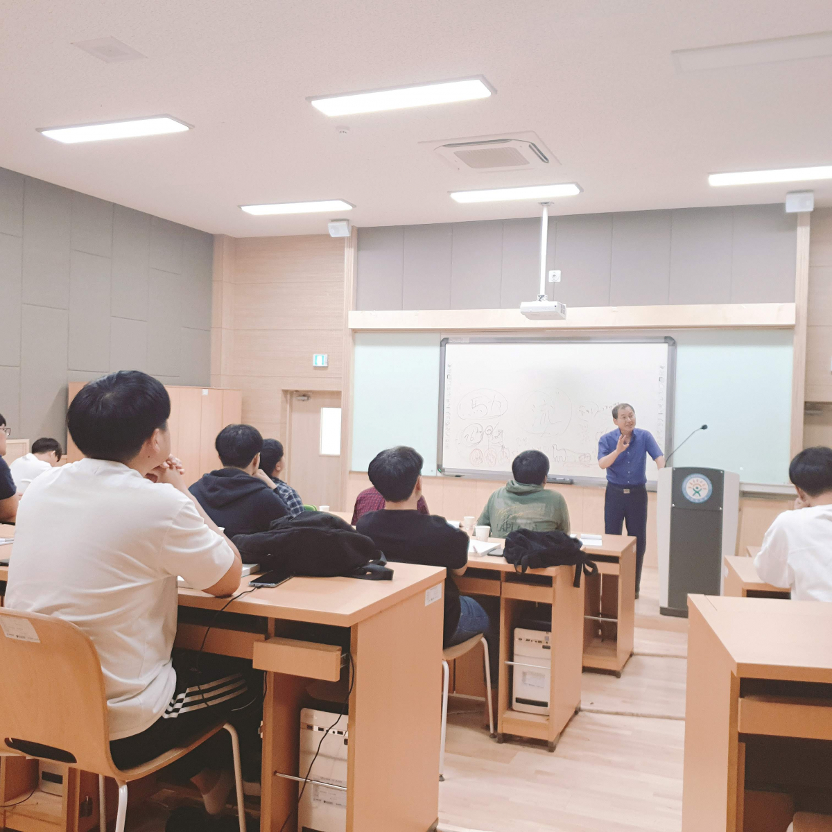 ▲지난달 19일 11시께 군산 군장대학교 앞 부속건물에서 ‘전기차 2차전지 자동화장비기술인력양성과정’ 수업이 한창이다.(군산 = 김벼리 기자 kimstar1215@)