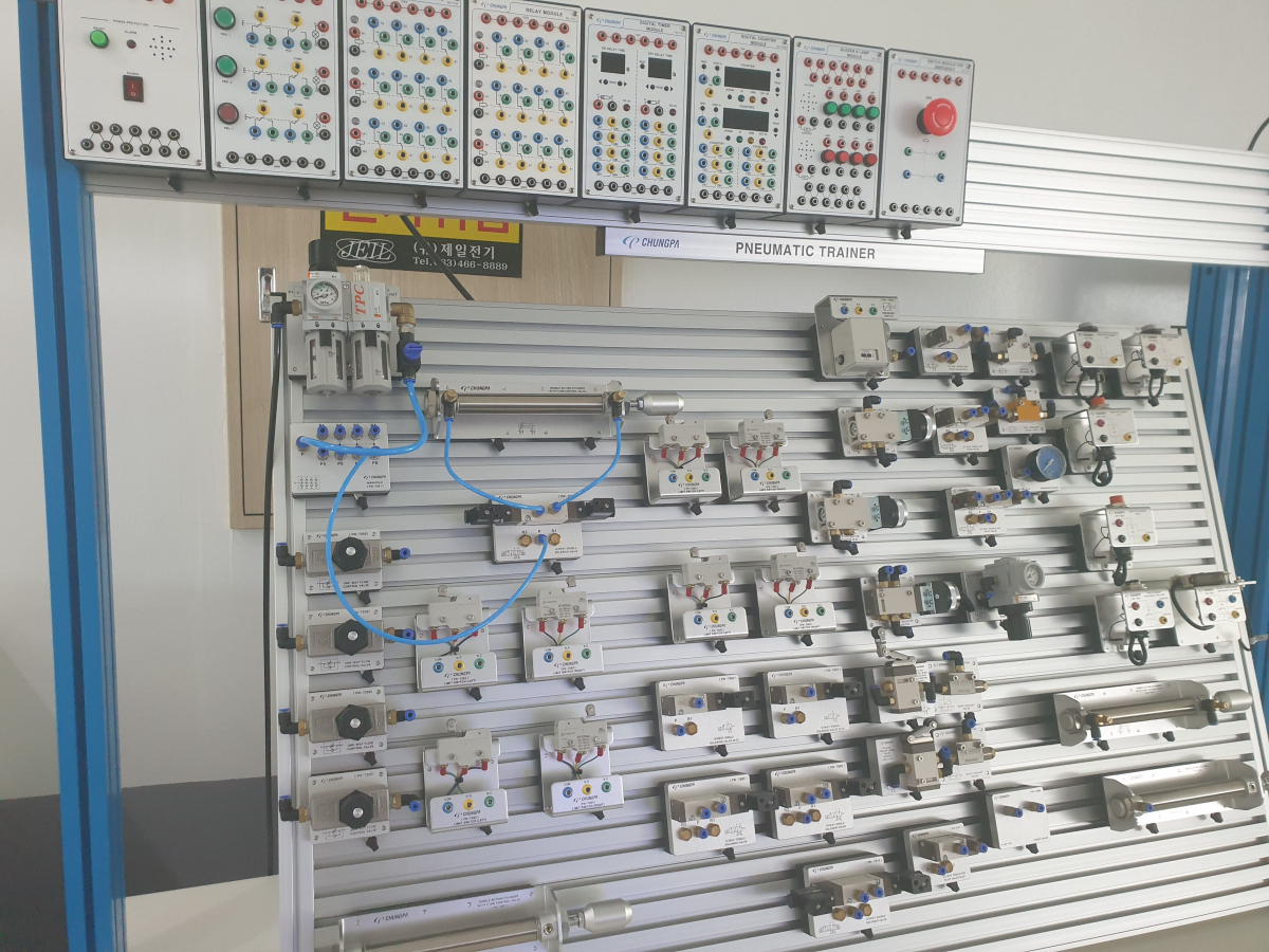 ▲군산시 군장대학교 앞 부속건물 교실에 2차전지 관련 기계장비들이 비치돼있다.(군산 = 김벼리 기자 kimstar1215@)