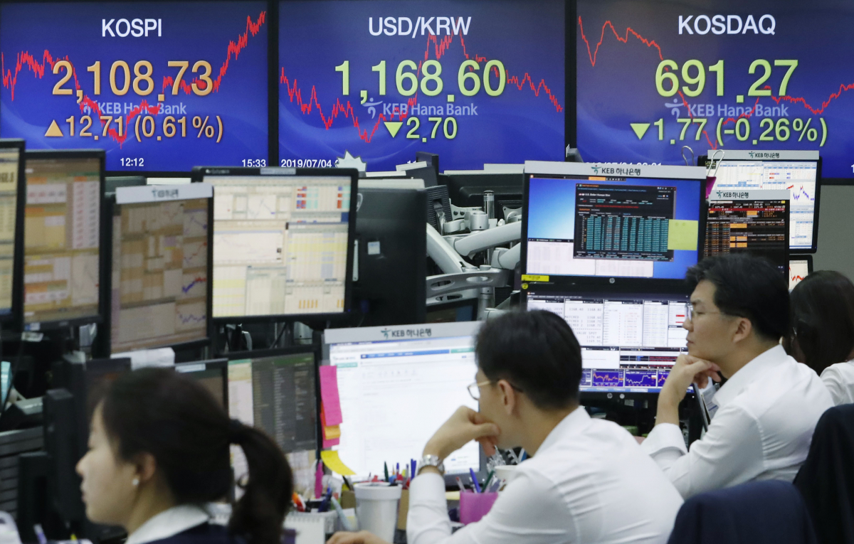 ▲코스피 지수가 전 거래일보다 12.71포인트(0.61%) 오른 2,108.73으로 장을 마친 4일 서울 중구 KEB하나은행 딜링룸에서 딜러들이 업무를 보고 있다. (뉴시스)