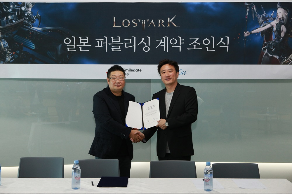▲지원길 스마일게이트 RPG 대표(오른쪽)와 이상엽 게임온 대표가 로스트아크 퍼블리싱 계약 체결 후 기념촬영을 하고 있다.   (스마일게이트)