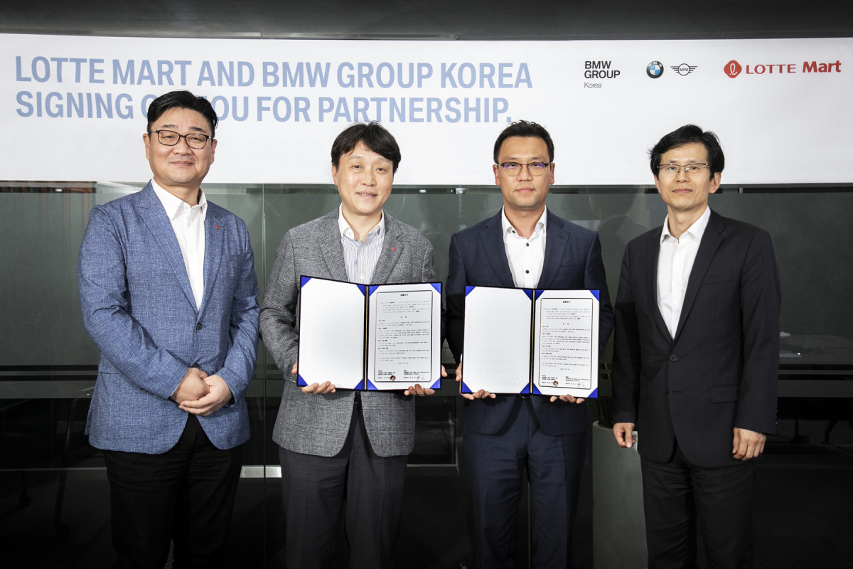 ▲BMW 코리아가 롯데마트와 고객 서비스 강화와 접점 확대를 위한 전략적 업무 협약(MOU)을 4일 맺었다. BMW 그룹 코리아 세일즈 총괄 전응태 상무, 애프터세일즈 총괄 정상천 상무와 롯데마트 남창희 전무 등 주요 관계자들이 참석한 가운데 협약식이 진행되고 있다. (사진제공=BMW코리아)