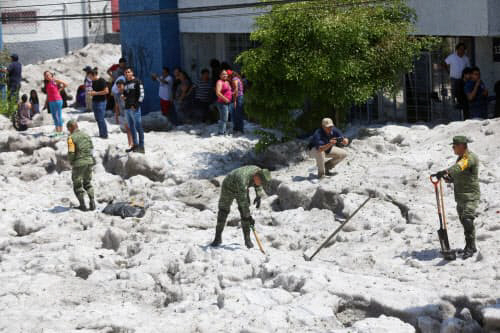 ▲지난달 30일 멕시코 중부 과달라하라에서 눈처럼 쌓인 우박을 제거하는 멕시코 군인들. 로이터연합뉴스
