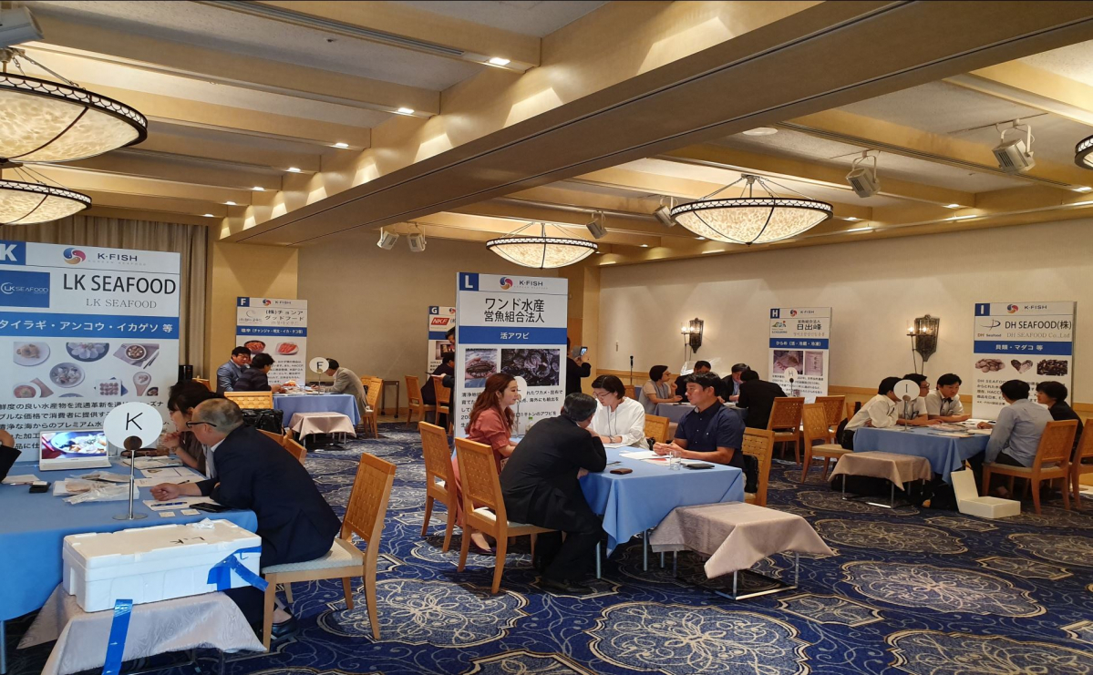 ▲4일 일본 오사카에서 열린 무역상담회에서 수출 상담을 하고 있다.(출처=해양수산부)