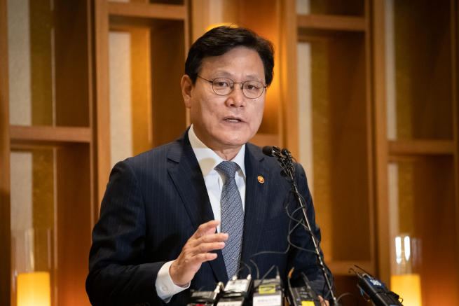 ▲최종구 금융위원장이 5일 서울 광화문 한 식당에서 열린 출입기자단 오찬간담회에서 질문에 답하고 있다.(사진 제공=금융위원회)