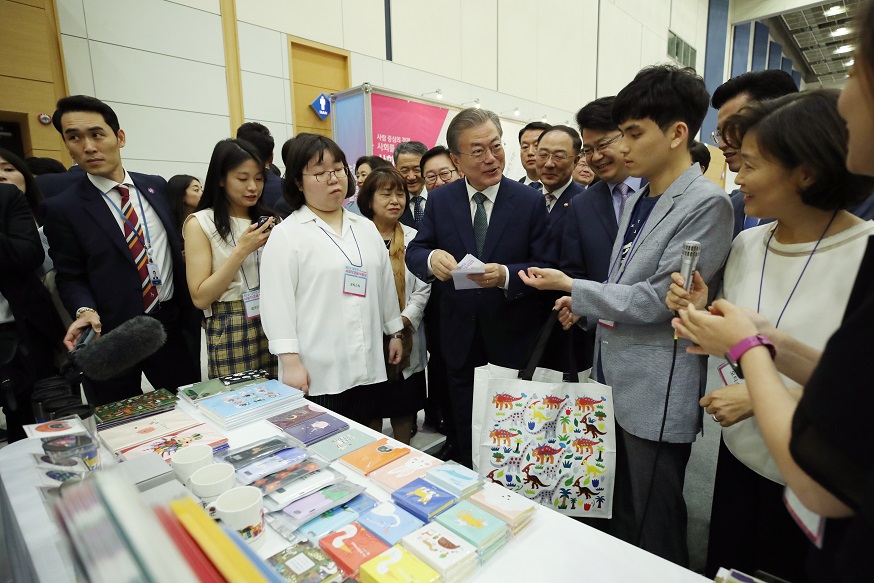 ▲문재인 대통령이 올해 7월 대전컨벤션센터에서 열린 제2회 대한민국 사회적경제 박람회 전시관을 방문해 설명을 듣고 있다.  (연합뉴스)