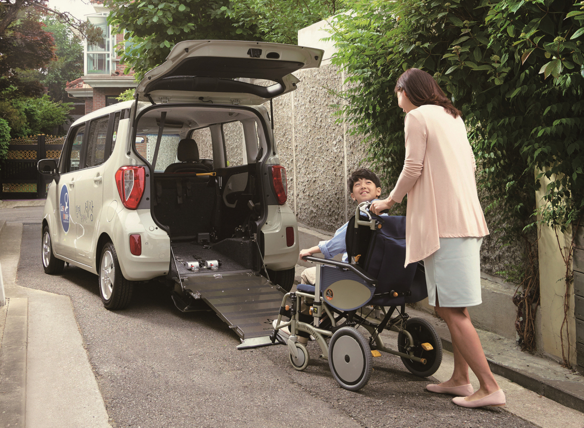 ▲현대차그룹의 사회적기업 ㈜이지무브가 교통약자들의 이동편의 증진에 기여한 공로로 대통령 표창을 받았다. 이지무브는 현대차그룹이 지속가능한 사회적기업 육성을 목표로 2010년 6월 설립한 국내 최초의 교통약자 이동편의 기술개발 및 기구제조업체다. (사진제공=현대차그룹)