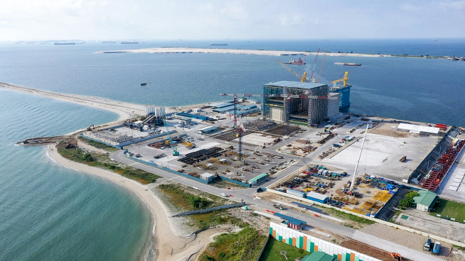 ▲싱가포르 케이슨 제작장 전경 및 플로팅 도크 모습(사진=현대건설) 