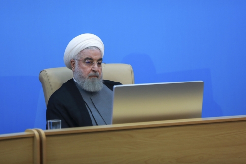▲하산 로하니 이란 대통령이 지난달 25일(현지시간) 테헤란에서 보건부 관리들과 회담을 갖고 있다. 로하니 대통령은 이날 알리 하메네이 이란 최고 지도자에 대한 제재를 발표한 도널드 트럼프 미 대통령에 대해 정신지체에 시달리고 있는 것 같다고 말했다. 테헤란/AP뉴시스
